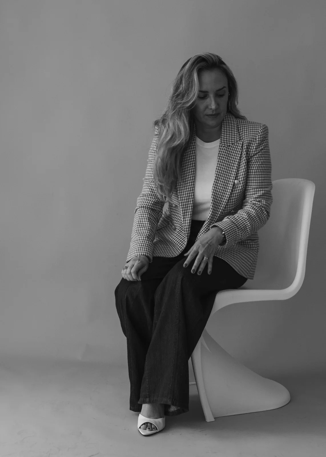 Débora Bolangno em retrato editorial preto e branco expressando autoridade